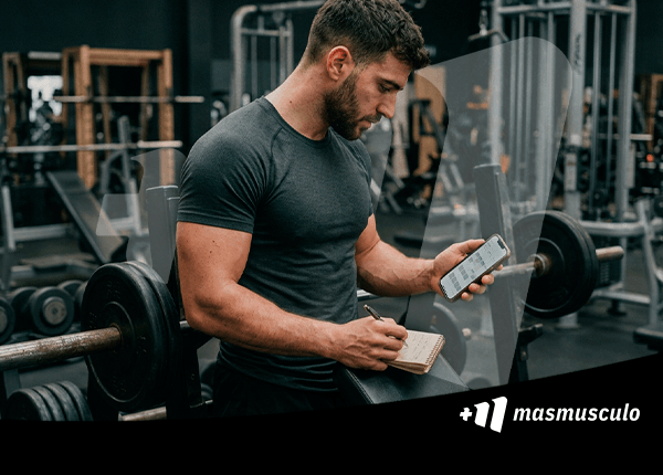 Cómo planificar un mes de entrenamiento para ganar fuerza y masa